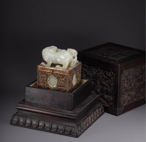 A piece of Hetian jade wrapped golden lion button "inlaid with yellow flag to protect the army