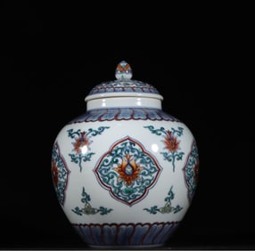 A piece of Qing Dynasty Yongzheng Doucai floral pattern lid jar