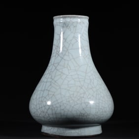 A Song Dynasty official kiln blue glazed silver-bottomed straight-necked vase
