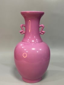 A carmine glazed amphora made in the Qianlong year of the Qing Dynasty