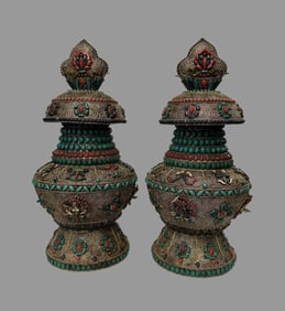 A pair of pinched copper wire inlaid treasure craft treasure bottles