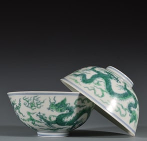 A piece of the Ming Dynasty Chenghua year bucket color double dragon catch the pearl bowl
