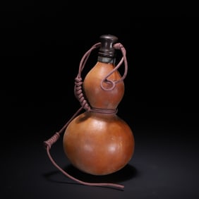 A piece of Qing Dynasty natural wine gourd