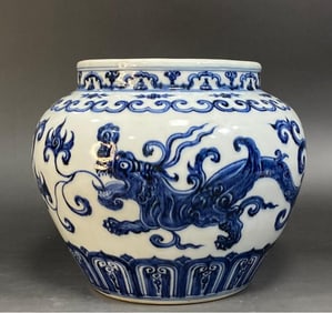 A piece of the Ming Xuande year made dragon pattern blue and white jar