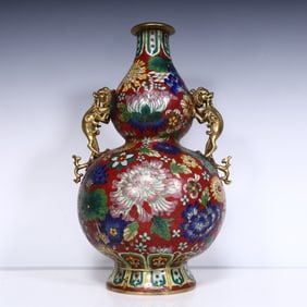A Qing Dynasty cloisonné chrysanthemum pattern decorated gourd bottle
