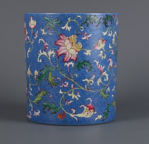 A piece of the Qing Dynasty Qianlong year blue ground rolling road foreign color pattern pen holder