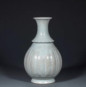 A piece of Ru kiln Ruyi pattern flower neck vase
