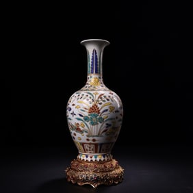 A piece of Imperial Bucket color porcelain vase