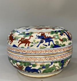 A piece of the Ming Dynasty Wanli year blue and white colorful Rui beast picture fruit box