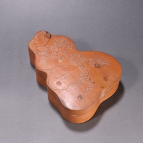 A piece of clear bamboo spring gourd lid box
