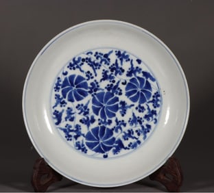 A blue and white flower plate made in the year of Guangxu in the Qing Dynasty