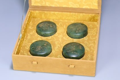 A set of Qing Jiaqing Hetian jasper "Meilan bamboo chrysanthemum" cover box