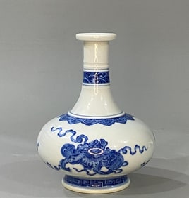 A piece of the Qing Dynasty Yongzheng year made blue and white lion play hydrangea water chestnut