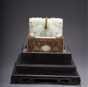 A piece of Hetian jade dragon button "Qianlong Imperial Treasure" seal