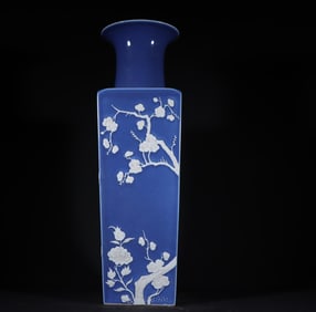 A large bottle of Qing Dynasty blue glaze left in the day round place