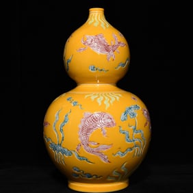 A piece of Ming Xuande Huangdi three-color fish algae pattern gourd bottle