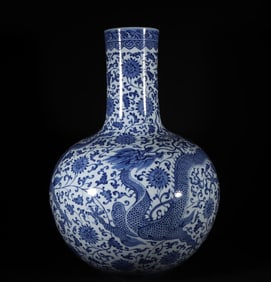 A piece of Qing Dynasty Qianlong blue and white dragon wearing floral pattern large celestial ball