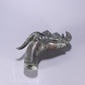 A Han bronze dragon head carving