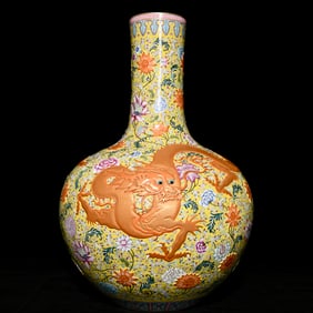 A piece of Qianlong in the Qing Dynasty yellow ground pastel alum red gilt flower dragon pattern