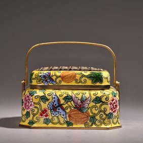 One piece of Qing Dynasty enamel cloisonné hand stove