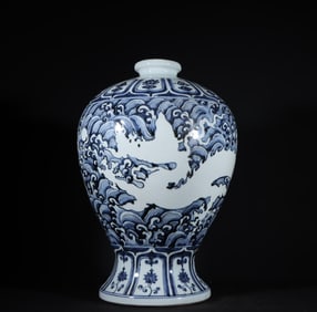 A piece of Ming Dynasty Yongle blue and white seawater dragon pattern plum vase