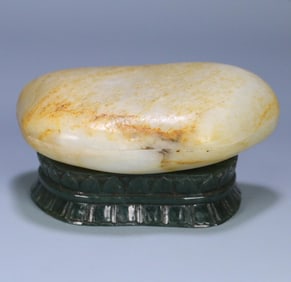 A piece of Qing Qianlong court Hetian jade seed material with the shape of the poem cover box
