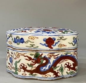 A piece of the Ming Dynasty Wanli year blue and white colorful dragon pattern ink clay box