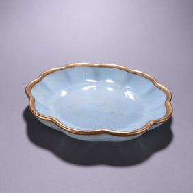 A piece of Ru kiln gold-coated flower mouth plate