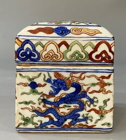 A piece of the Ming Dynasty Wanli year blue and white colorful dragon pattern square cover box