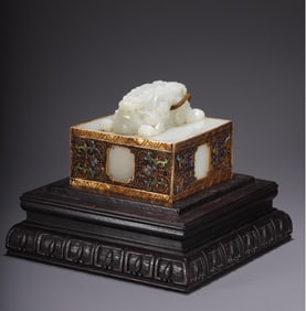 A piece of Hetian jade dragon button "Yongzheng Royal Pen Treasure" seal