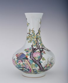 A piece of Qing Yongzheng pastel flower and bird pattern appreciation bottle