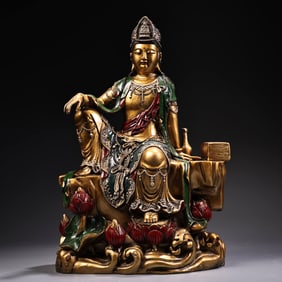 A high-relief engraving carved and painted Jinzuo Mountain, a statue of Guanyin Bodhisattva