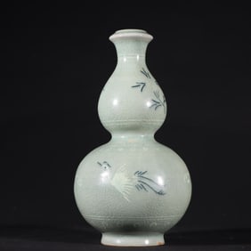 A piece of Goryeo celadon gourd bottle