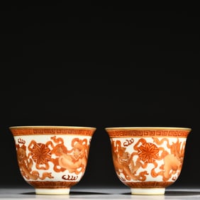 A pair of alum red lion play ball pattern cups