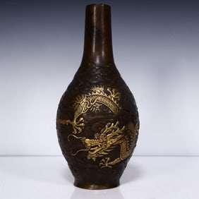 A Qianlong hairpin engraved dragon pattern copper bottle in the Qing Dynasty