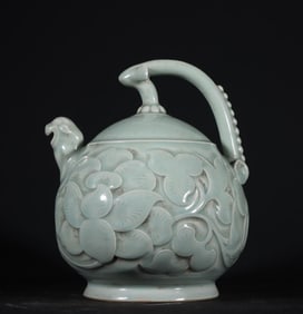 A piece of Song Dynasty Yaozhou kiln blue glaze lion mouth peony pattern inverted pot