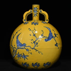 A piece of blue and white flower and bird pattern amphora flat bottle with bright yellow ground