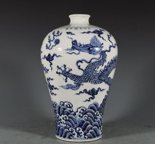 A blue and white dragon pattern plum vase made in Xuande of the Ming Dynasty