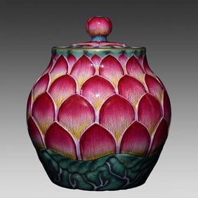 A piece of Qing Dynasty Yongzheng pastel lotus lid jar