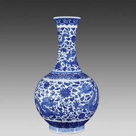 A Qing Dynasty Qianlong blue and white dragon twig pattern appreciation bottle