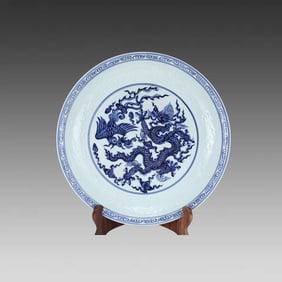 A large plate of blue and white dragon and phoenix pattern in Xuande of the Ming Dynasty