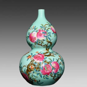 A piece of Qing Dynasty Yongzheng green glaze rolling road Fushou pattern gourd bottle