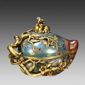 A piece of Qing Dynasty Qianlong cloisonné enamel longevity peach lid box
