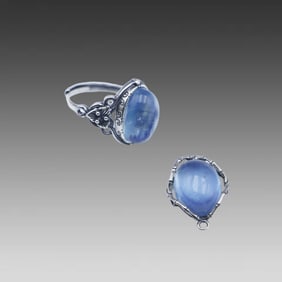 A high clarity aquamarine ring pendant