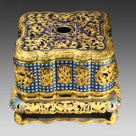 A cloisonné of Sifang Fu is offered in front of the box