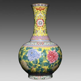 A piece of Qing Dynasty Yongzheng yellow ground pastel peony floral pattern appreciation bottle
