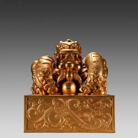 A bronze gilt coiled dragon button seal