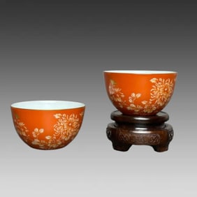 A pair of Yongzheng year-made alum red chrysanthemum inscription poems depicting gold lying cups