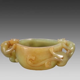 A piece of Qing Dynasty Hetian topaz dragon cup