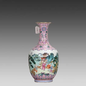 A pastel baby play pattern bottle from Jiaqing in the Qing Dynasty